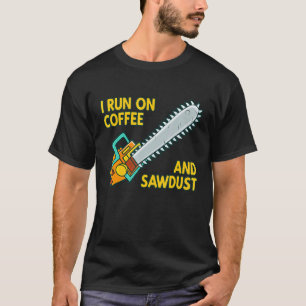 Ich laufe mit Kaffee und Sägemehl-Logger-Arborist- T-Shirt