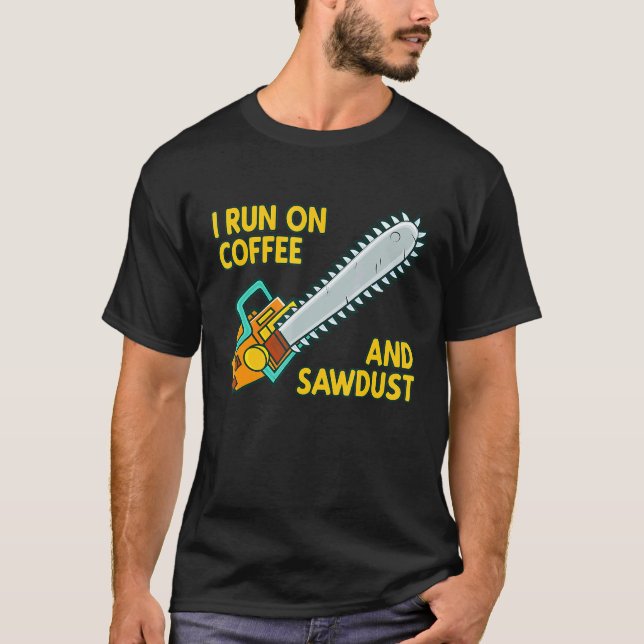 Ich laufe mit Kaffee und Sägemehl-Logger-Arborist- T-Shirt (Vorderseite)