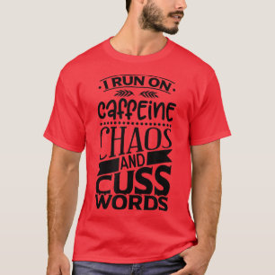 Ich laufe mit Koffein, Chaos und Cuss Worten T-Shirt