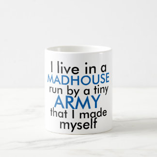 Ich lebe in einem Madenhaus, das von einer winzige Kaffeetasse
