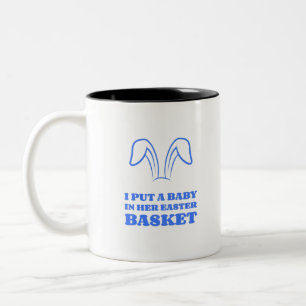 Ich legte ein Baby in ihren Osterkorb Zweifarbige Tasse
