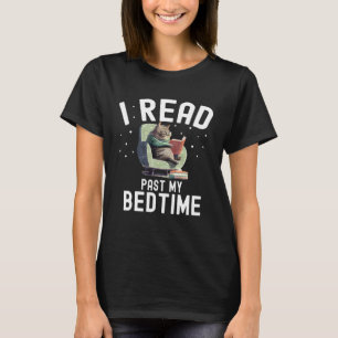 Ich lese über meine Schlafenszeit hinaus Katze lie T-Shirt