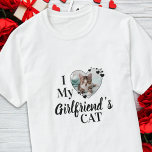 Ich Liebe Cat Personalisiert Foto meiner Freundin T-Shirt<br><div class="desc">Wen Liebe du wirklich? Deine Freundin oder ihre Katze! Geben Sie Ihrem Freund diesen Valentinstag das perfekte Geschenk mit diesem lustigen Katzenliebhaber-Shirt! Ein Muss für jeden Katzenliebhaber, Katze Mama und Katzenpapa ! Eine lustige Drehung auf meiner Liebe My Girlfriend, dieses Shirt Zitat "I Liebe My Girlfriend's Cat" ... Personalisieren Sie...</div>