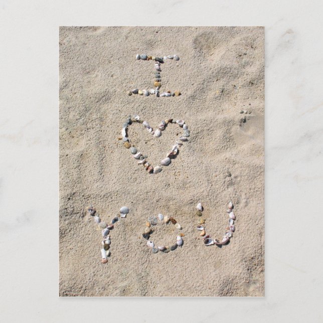 Ich LIEBE, DASS DU in Muscheln im Sand geschrieben Postkarte (Vorderseite)