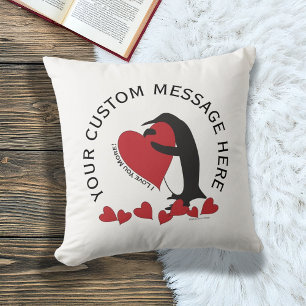 Ich liebe dich mehr! Pinguin und rotes Herz Kissen