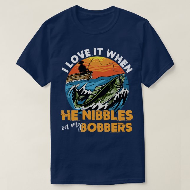 Ich Liebe es, wenn er an meinen Bobbern nippelt T-Shirt (Design vorne)