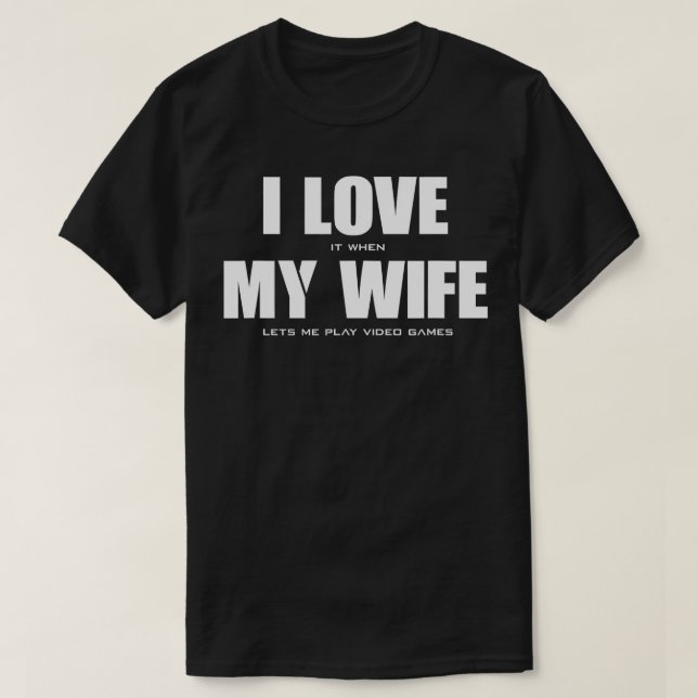 Ich LIEBE es, wenn ich in meiner EHEFRAU Videospie T-Shirt (Design vorne)