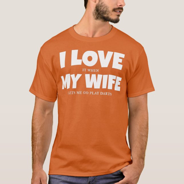 Ich Liebe es, wenn meine Ehefrau mir Lasse, Darts  T-Shirt (Vorderseite)
