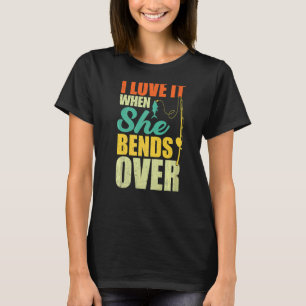 Ich liebe es, wenn sie sich beim Angeln bückt T-Shirt
