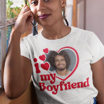 Ich Liebe Mein Boyfriend Foto Custom T-Shirt<br><div class="desc">Sie suchen ein einzigartiges und romantisches Geschenk? Sehen Sie nicht weiter als dieser Brauch Ich Liebe Mein Freund Foto Shirt! Laden Sie einfach ein Foto von sich selbst hoch und Zazzle druckt es für Sie auf ein Shirt. Dieses Shirt ist ideal für Jubiläen, Valentinstag oder andere besondere Anlass. Bestelle noch...</div>