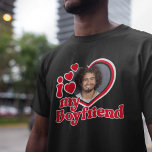 Ich Liebe Mein Boyfriend Foto Custom T-Shirt<br><div class="desc">Sie suchen ein einzigartiges und romantisches Geschenk? Sehen Sie nicht weiter als dieser Brauch Ich Liebe Mein Freund Foto Shirt! Laden Sie einfach ein Foto von sich selbst hoch und Zazzle druckt es für Sie auf ein Shirt. Dieses Shirt ist ideal für Jubiläen, Valentinstag oder andere besondere Anlass. Bestelle noch...</div>