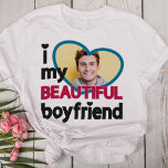 Ich Liebe mein schönes, Freund angepasstes Foto T-Shirt<br><div class="desc">Dieser schöne T - Shirt ist das ideale Geschenk für jede Freundin oder Freundin in der Liebe zu Anlässen wie Valentinstag oder Jahrestag. Die Bildunterschrift lautet "I Liebe (heart) my BEAUTIFUL boyfriend" in schwarz und dunkelrosa modernen Schriftart. Leicht personalisierbar, indem ein benutzerdefiniertes Foto in einem großen, herzförmigen blauen Rahmen hinzugefügt...</div>