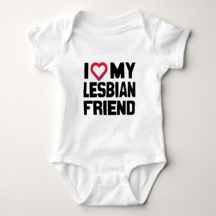 ICH LIEBE MEINE LESBISCHE FREUNDIN -.png Baby Strampler