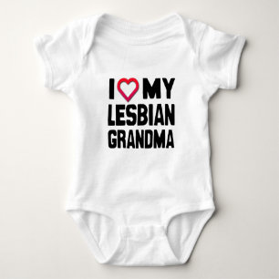 ICH LIEBE MEINE LESBISCHE OMA -.png Baby Strampler