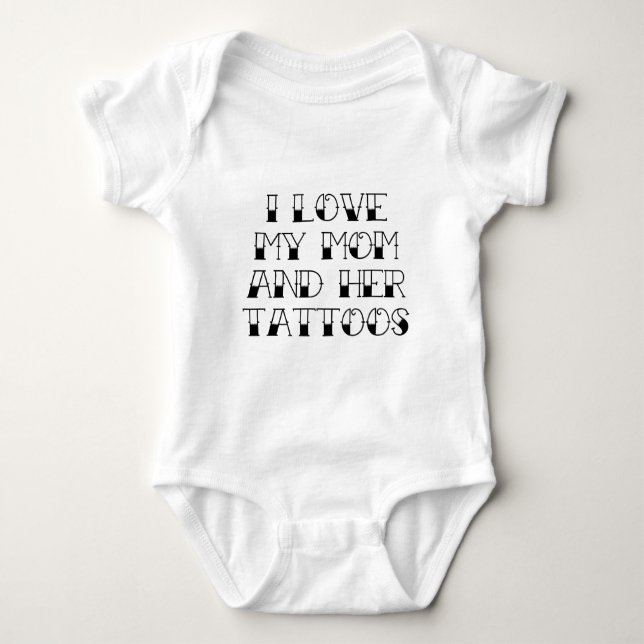 Ich Liebe meine Mama und ihre Tattoos Baby Strampler (Vorderseite)