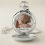 Ich Liebe Sie Großvater Baby Foto Vater Tag Taschenuhr<br><div class="desc">Personalisieren Sie diese Taschenuhr für den Großvater mit dem Foto des Enkels und personalisieren Sie sie. Mit den Worten "I Liebe you Opa!",  die Sie auch anpassen können,  wenn Sie möchten. Perfekt für Erstväter.</div>