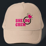 Ich mache Crew | Sie macht Crew Bachelorette Bride Truckerkappe<br><div class="desc">Retro-Typografie thematisierte Brautmädchen in den Siebzigern Design für cooles Brautparty,  Bachelorette Frühjahr Sommer-Party. Mit der Botschaft "She Do Crew",  lustigen Bachelorette Brautdesign mit einem rosa Herz Verlobung Ehering Ring. Moderne schicke Retro Bachelorette Mädchen Design.</div>