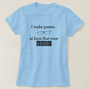 Ich mache Durchläufe an den Jungen, die Gläser T-Shirt