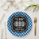 Ich mache GRILLEN Blue Gingham Wedding Pappteller<br><div class="desc">Benutzerdefinierte "I Do"-GRILLEN Party-Teller können mit den Vornamen der Braut und Bräutigam personalisiert werden. Der rustikale Text ist schwarz gerahmt mit einem karierten Gingham-Tischdecken,  das sich perfekt für ein lässiges Sommerereignis im Hinterhof eignet.</div>