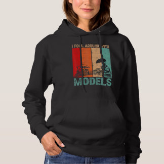 Ich mache mich mit Modellen um den Retro-Train-Tra Hoodie