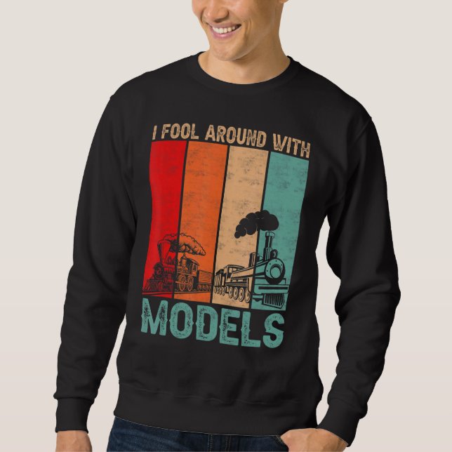 Ich mache mich mit Modellen um den Retro-Train-Tra Sweatshirt (Vorderseite)