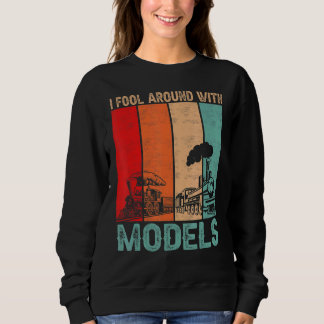 Ich mache mich mit Modellen um den Retro-Train-Tra Sweatshirt