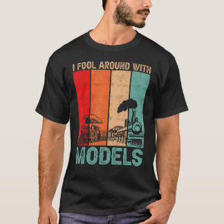 Ich mache mich mit Modellen um den Retro-Train-Tra T-Shirt