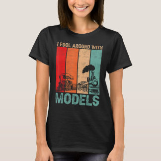 Ich mache mich mit Modellen um den Retro-Train-Tra T-Shirt
