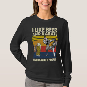 Ich mag Bier und Karate und vielleicht 3 Personen  T-Shirt
