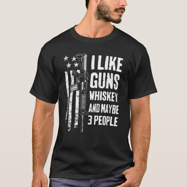 Ich mag Kanonen Whiskey und vielleicht 3 Leute Men T-Shirt (Vorderseite)