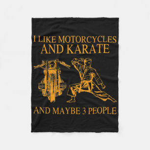 Ich mag Motorräder und Karate und vielleicht 3 Leu Fleecedecke