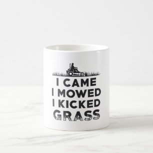 Ich mähte den Rasenmäher, den ich gekickt habe Kaffeetasse