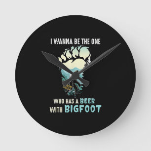 Ich möchte derjenige sein, der ein Bier mit Bigfo Runde Wanduhr