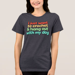 Ich möchte einfach nur häkeln und mit meinem Hund Tri-Blend Shirt