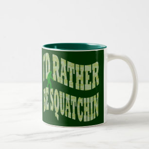 Ich möchte lieber Squatchin-grüne Camouflage sein Zweifarbige Tasse