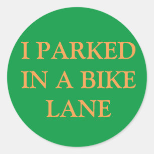 Ich parkte in einem Fahrradwegaufkleber Runder Aufkleber