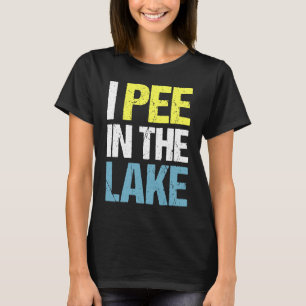 Ich pisse im sonnigen Sommerurlaub am See T-Shirt