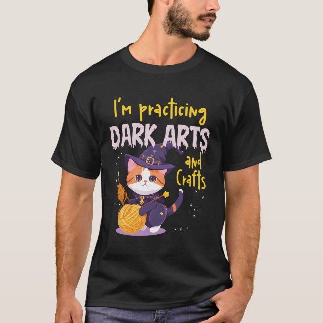 Ich praktiziere dunkle Künste und Kunsthandwerk Ni T-Shirt (Vorderseite)