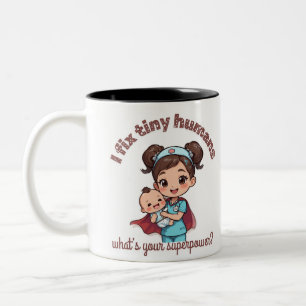 Ich repariere winzige Menschen, süßes Zitat für Ki Zweifarbige Tasse