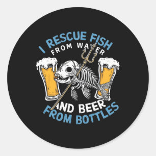 Ich rette Fische aus Wasser und trinke Bier aus Bo Runder Aufkleber