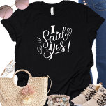Ich sagte ja Funny Black Bachelorette T Shirt<br><div class="desc">Niedlich modernes Design für die Braut zu sein. Die Wirblen Worte sagen "Ich sagte ja" und haben ein Herz. Dieses Shirt wird sicher bei einem Bachelorette-Event bemerkt werden. Kann für das Abendessen der Probe getragen werden,  zusammen mit Ihrer Hochzeitsfeier.</div>