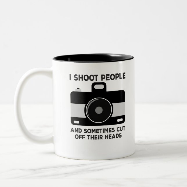 Ich schieße Menschen und schneide manchmal ihre Kö Zweifarbige Tasse (Links)