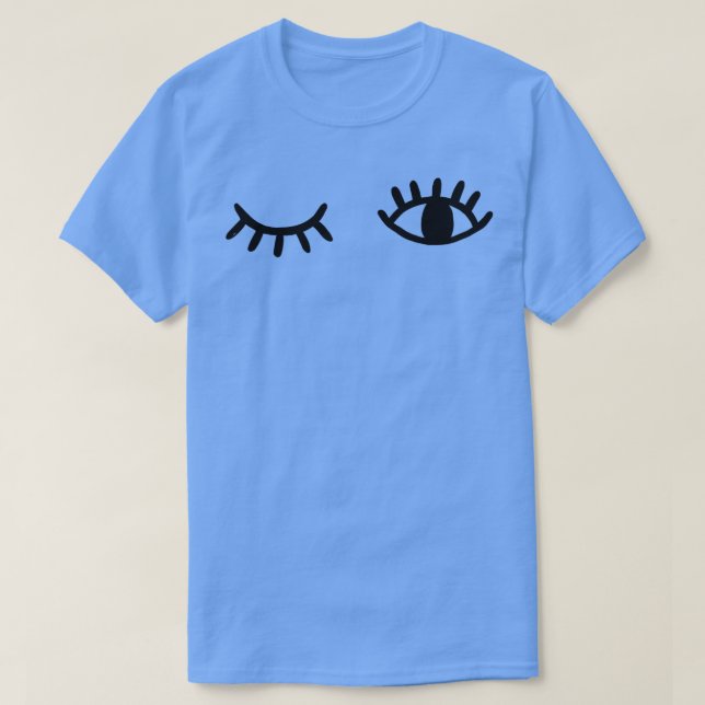 Ich schlafe mit einem Auge geschlossen und einem A T-Shirt (Design vorne)