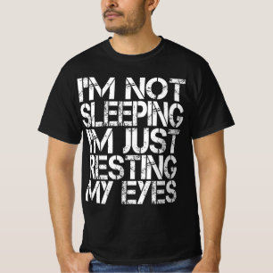 Ich schlafe nicht, ich halte nur die Augen meines  T-Shirt