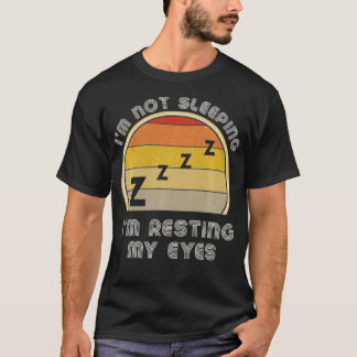 Ich schlafe nicht, ich ruhe nur meine Augen Retro  T-Shirt