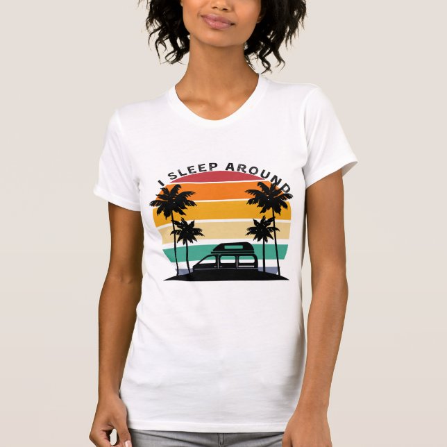 Ich schlafe um Van Life Pub Vinatge Sunset Reise T-Shirt (Vorderseite)