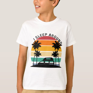 Ich schlafe um Van Life Pub Vinatge Sunset Reise T-Shirt