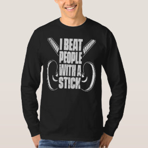 Ich schlage Leute mit einem Rasen-Match-Feld T-Shirt