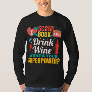 Ich schreibe und trinke Wein, was deine Supermacht T-Shirt
