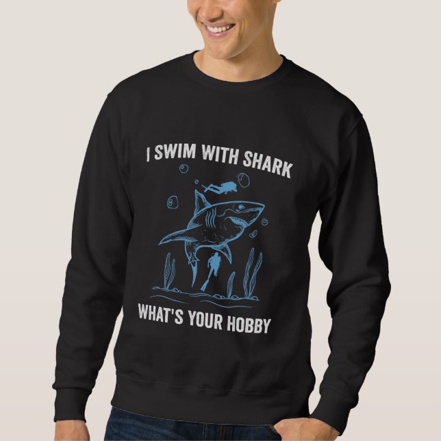 Ich schwimme mit Hai, was ist dein Hobby, lustige  Sweatshirt (Vorderseite)